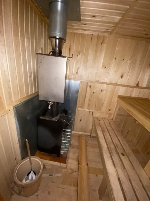 Уютный дом у леса и озера