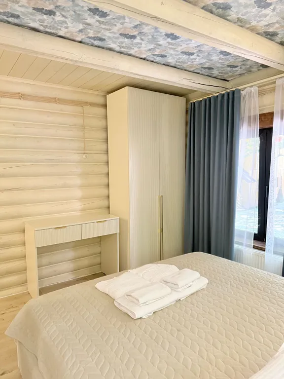 Vip дом с четырьмя спальнями и кухней