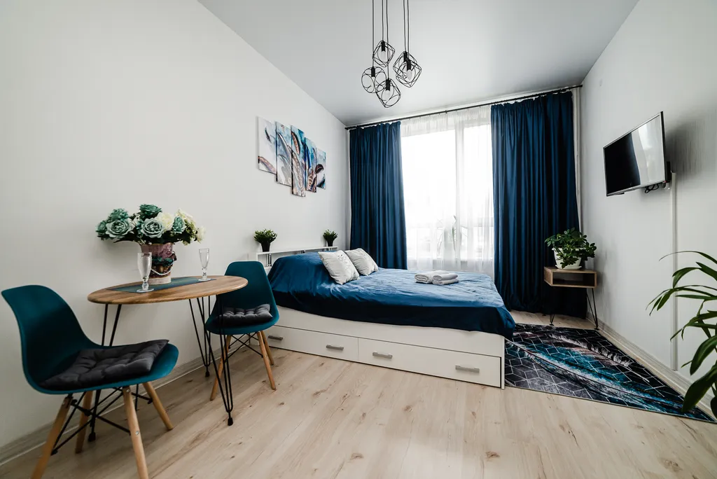 Новая просторная дизайнерская квартира-студия с высокими потолками