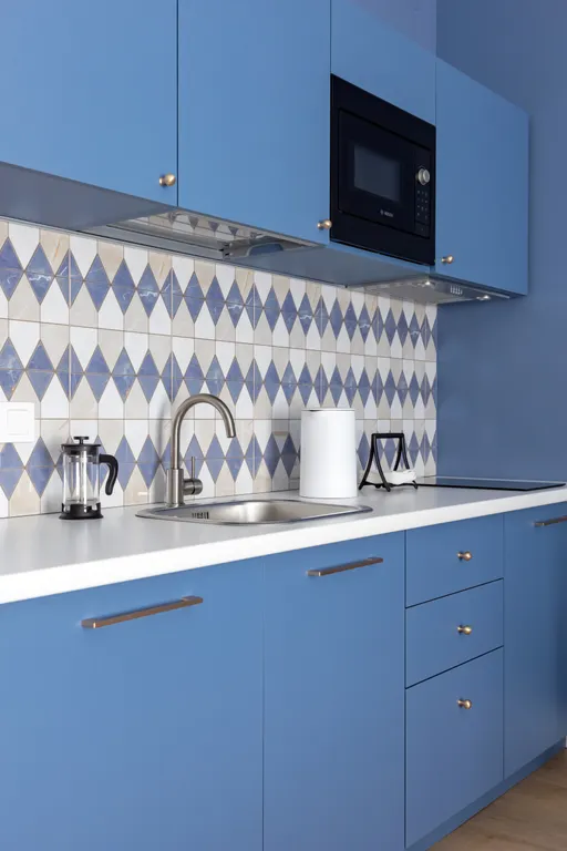 Дизайнерская студия с качелью в центре на набережной