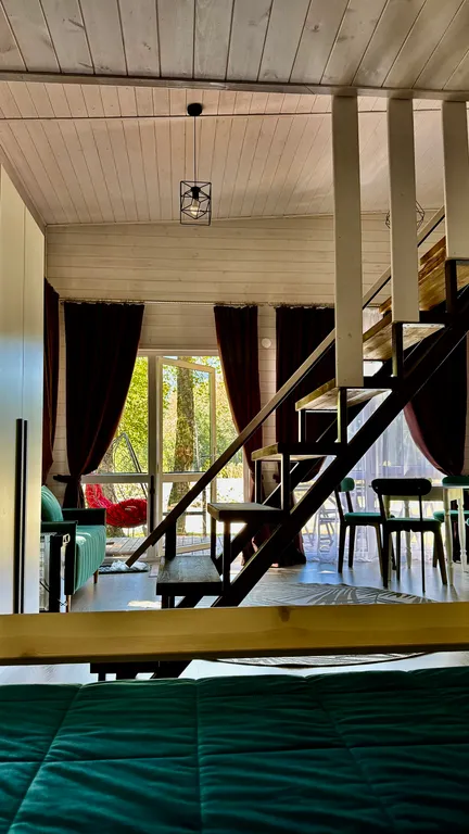 Шале с террасой на берегу реки