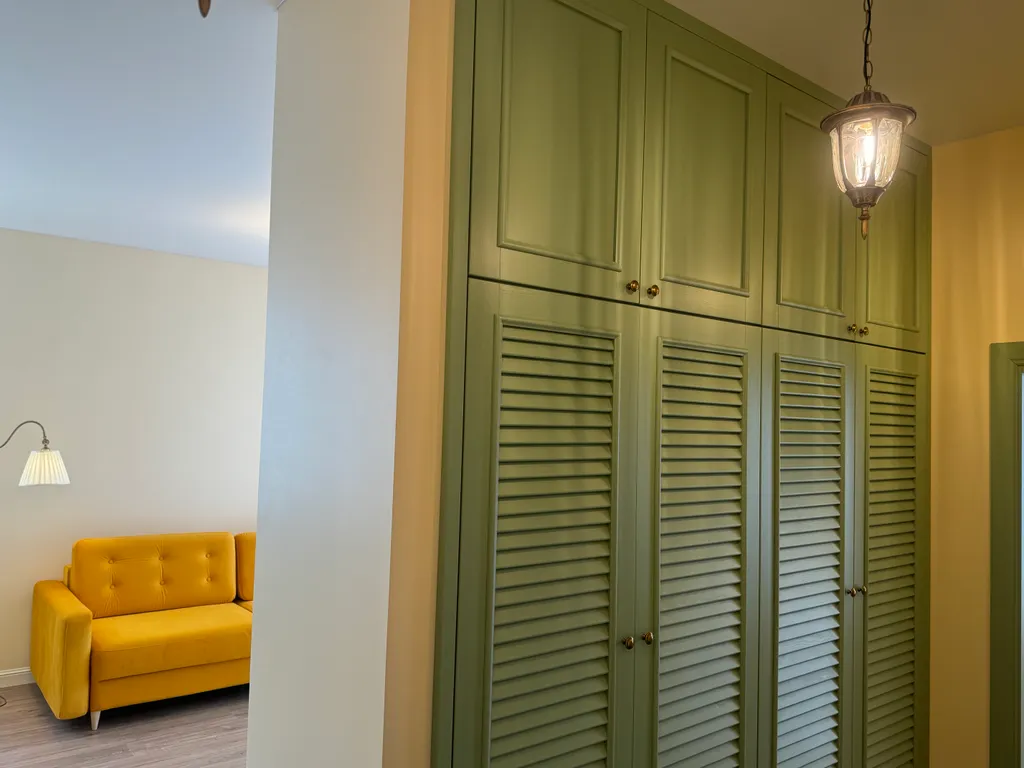 Солнечная квартира с мебелью из натурального дерева, рядом с морем