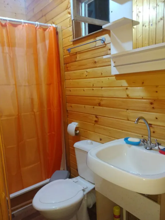 Домик в лесу с видом на горы