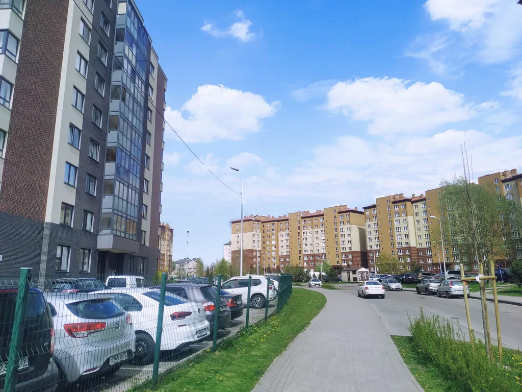 Огороженная парковка на Липовой аллее, Артиллерийская