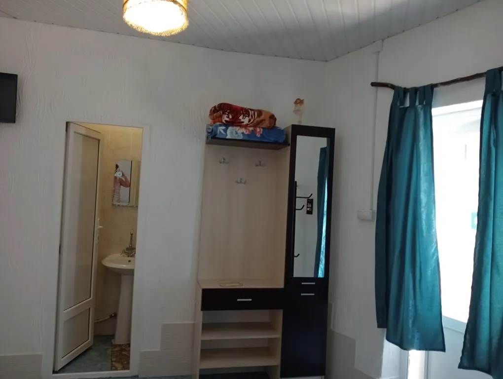 Отдельный трехместый домик с кухней -беседкой