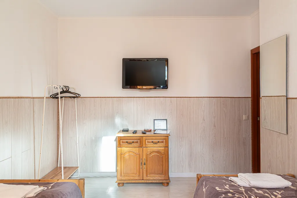 Двухместный номер с 2 отдельными кроватями и общим санузлом