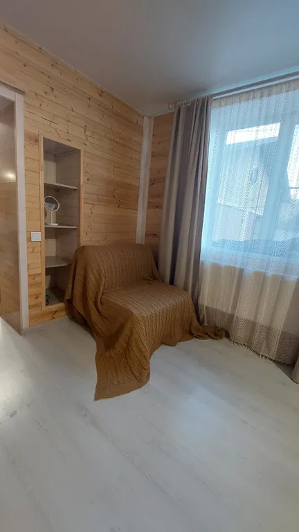 Домик в черте города рядом с озером