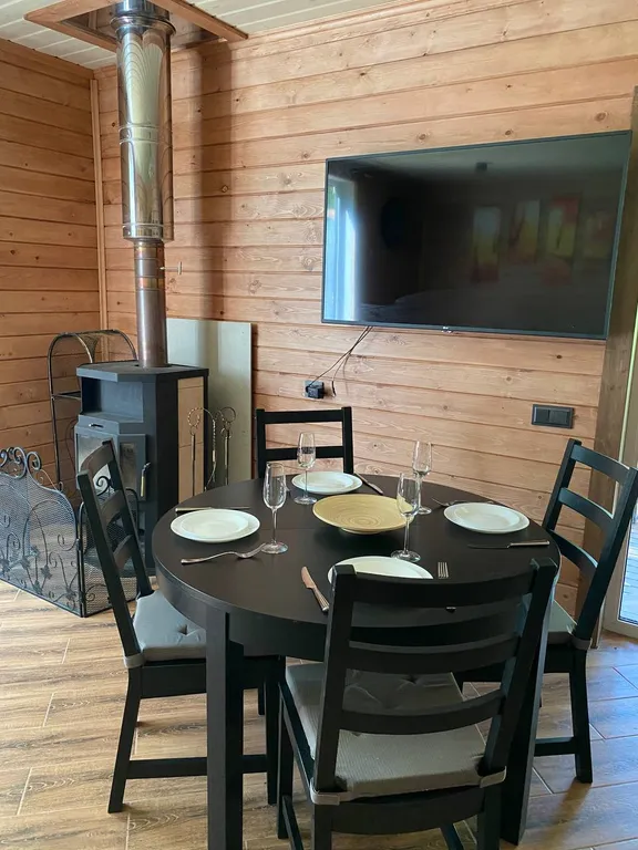 Комфортабельный коттедж с сауной на берегу водоема