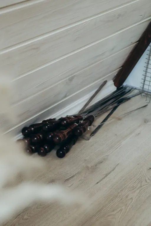 Треугольный дом на берегу озера