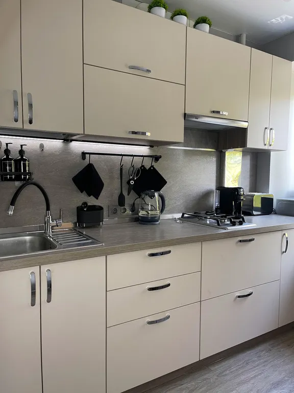 Современная квартира с камином в центре