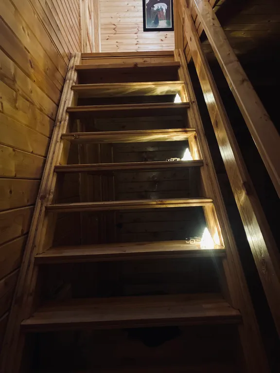 Берлога люкс, коттедж с банным чаном для отдыха с видом на лес и скалы