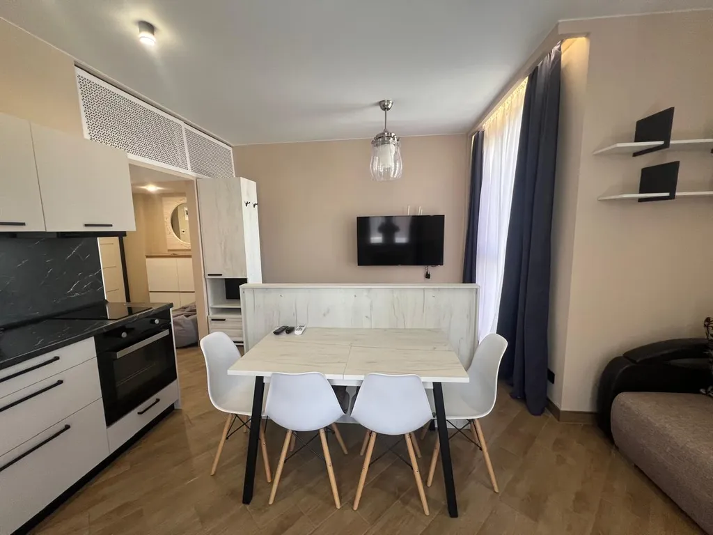 Стильная студия с бассейном