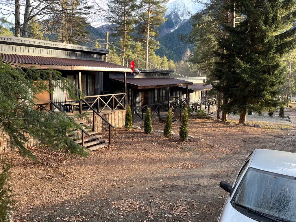 Коттедж Отделенный деревьями от других новый дом с полноценной кухней — Архыз