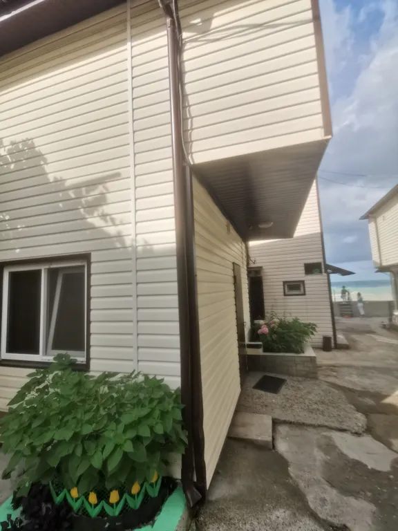 Домик у моря на троих