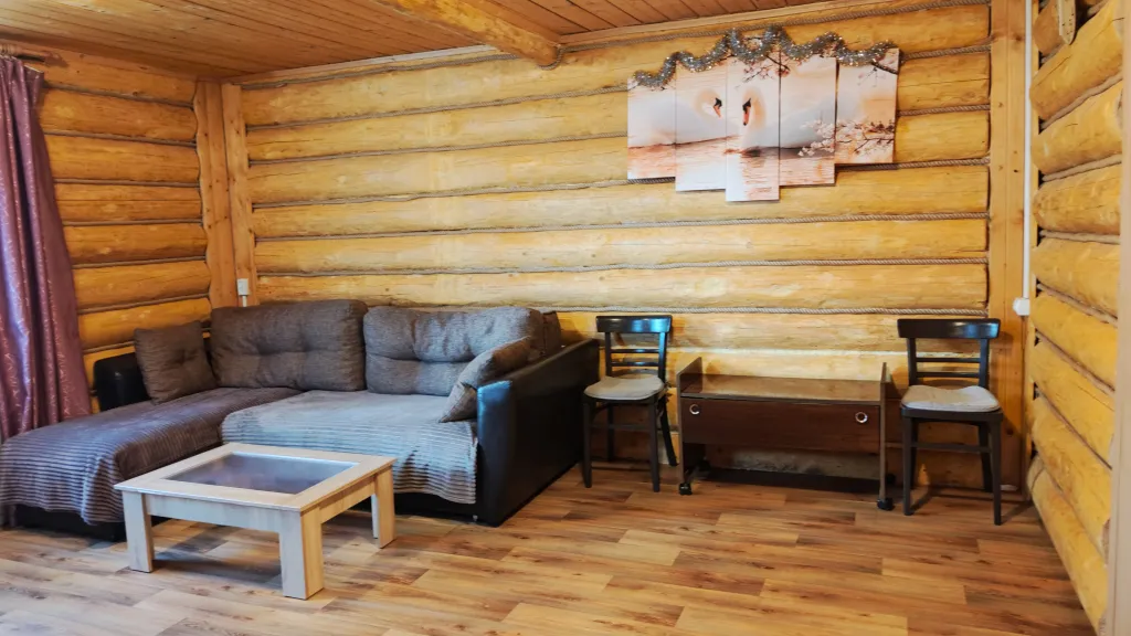 Коттедж Дом с баней, банным чаном, детской площадкой и батутом у озера в сбору — Ланино