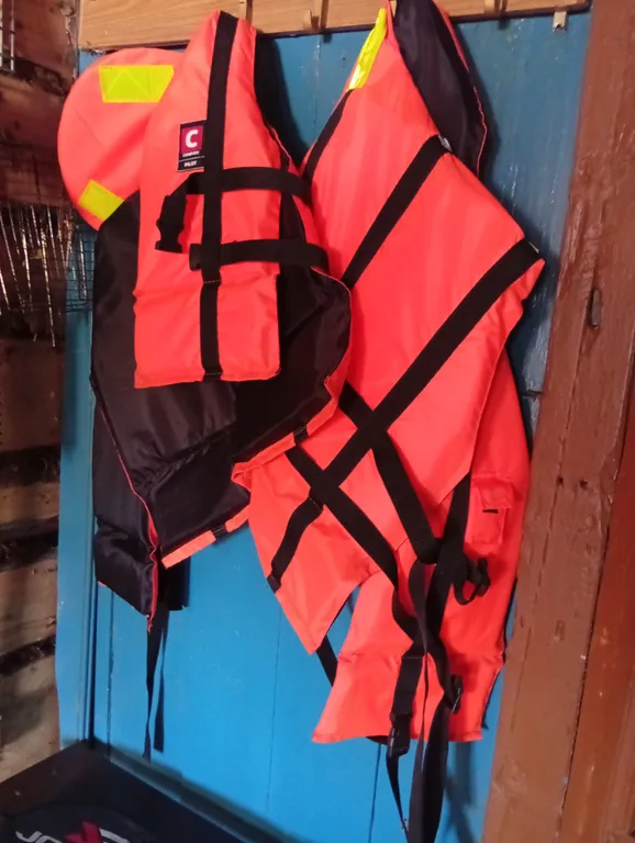 Карельский дом на берегу  озера.