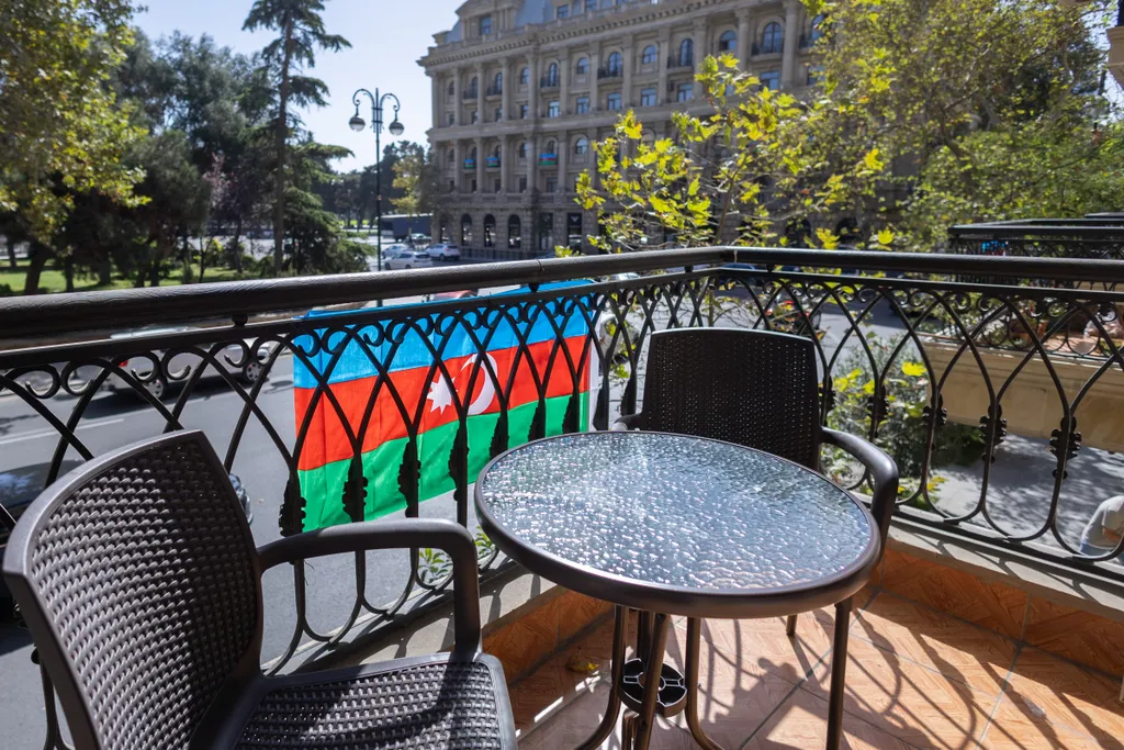 Квартира с видом на бульвар в центре города