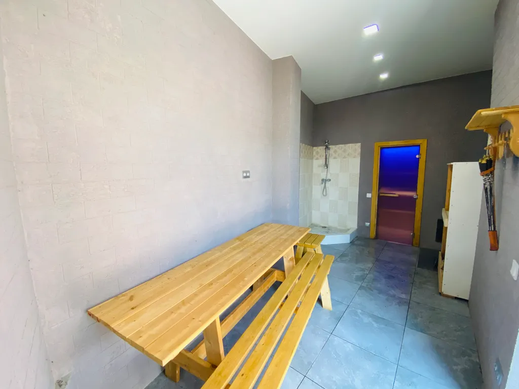 Трехэтажный коттедж с баней и бассейном