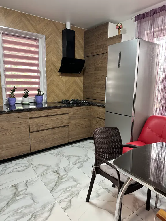 Уютный новый дом в центре города с бассейном