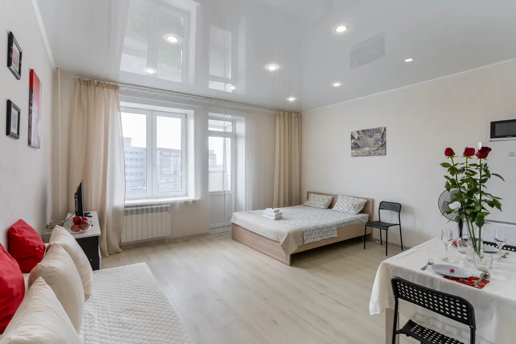 Светлая квартира в центре Тюмени — аренда посуточно в Тюмень