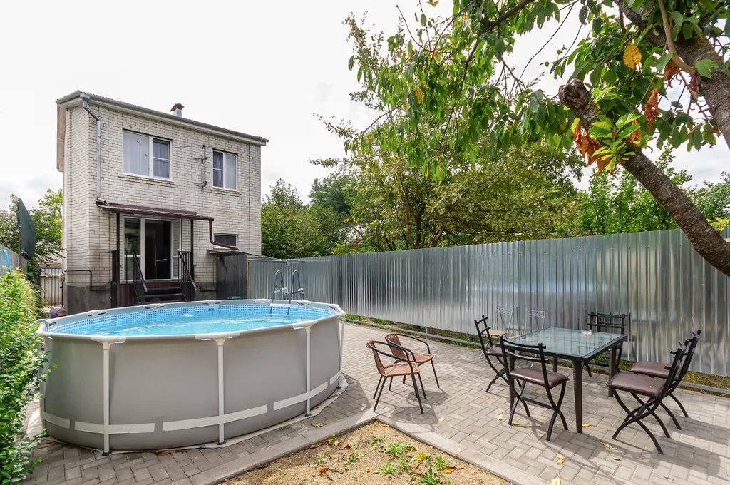 Дом с зоной отдыха на улице