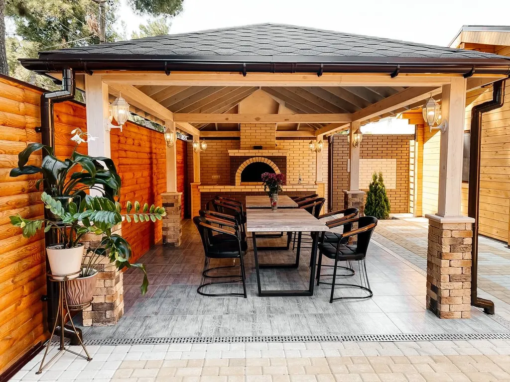 2 деревянных домика из сруба с беседкой-барбекю во одном дворе