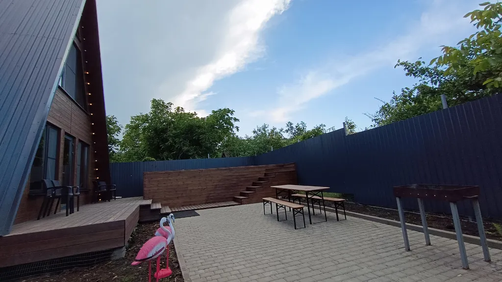 Большой деревянный треугольный дом (афрейм) с видом на бештау