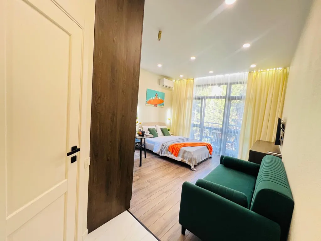 Апартаменты с балконом и бассейном на территории