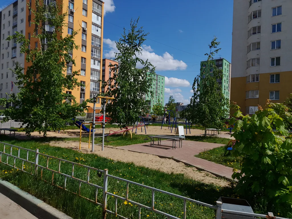 Яркая студия у озера