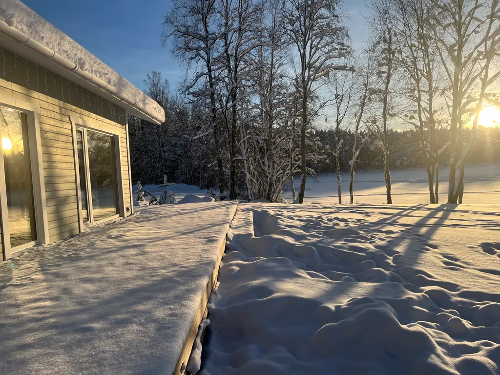 Домик в Карелии на берегу озера