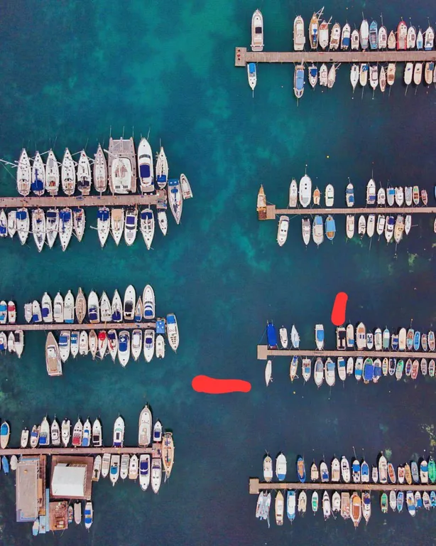 Студия на причале с видом на яхты  и чаек