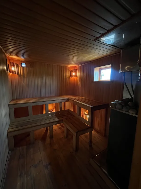 Уютный дом-баня из клеёного бруса, с двумя бассейнами