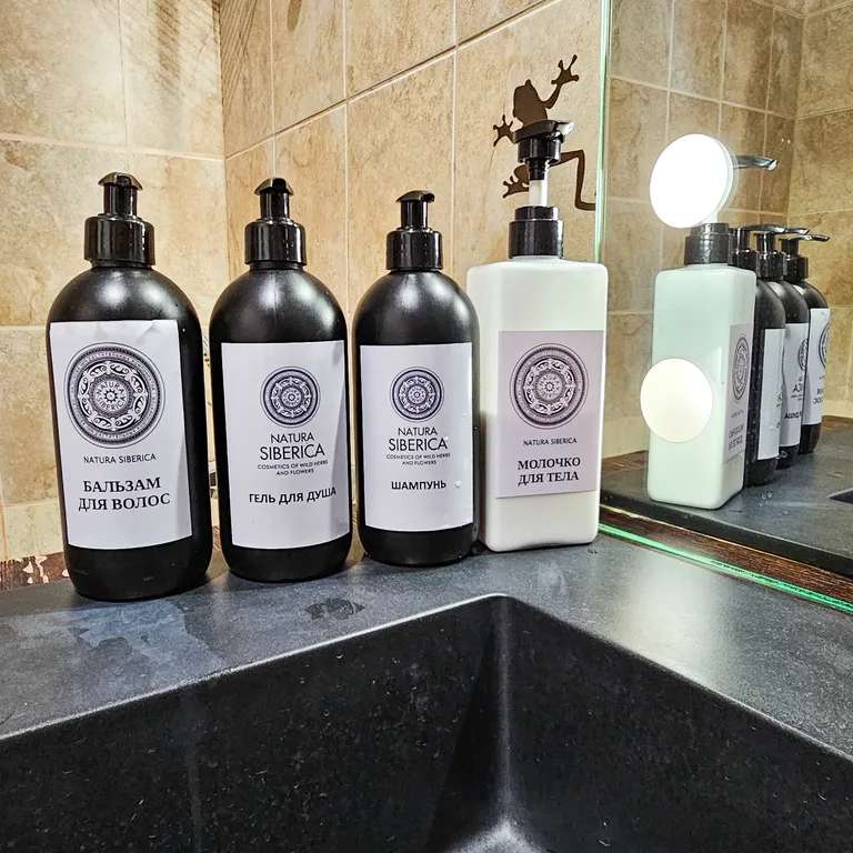 Студия с большой кроватью и ванной, кофемашиной и оплаченным кинотеатр