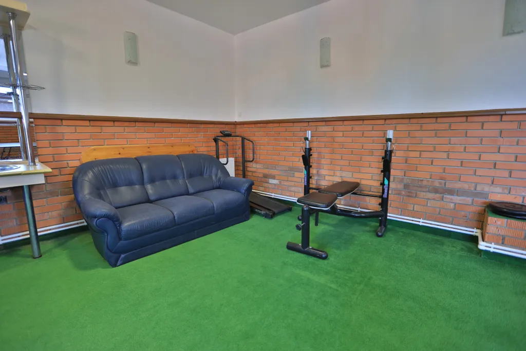 Коттедж Добротный кирпичный дом со своим двором в усадьбе Можжевеловый дворик — Айвовое