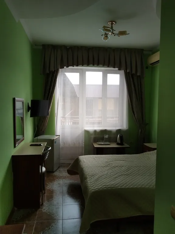 Квартира Квартира Двухместный номер с балконом в гостевом доме "Легенда" с бассейном. — Анапа