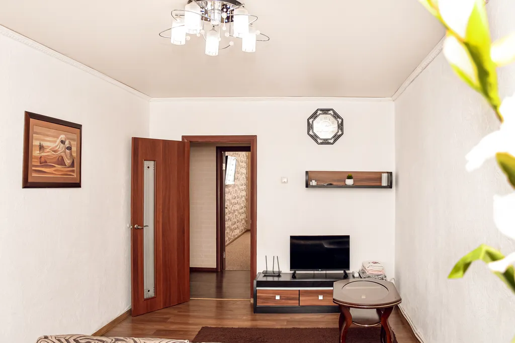 Двушечка возле Леруа