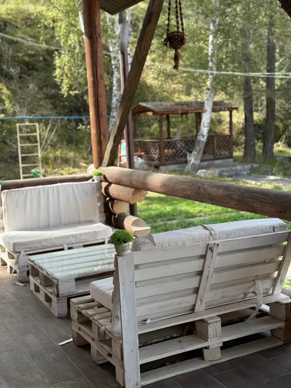 Уютный дом с камином в центре