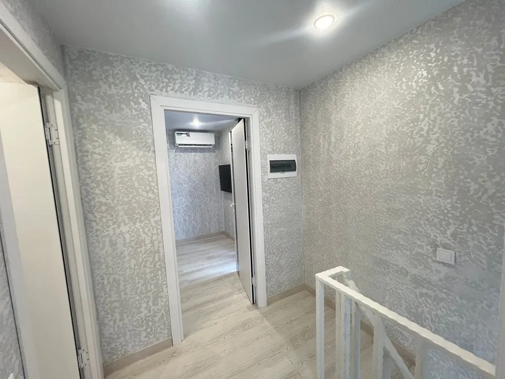 Двухуровневая трёхкомнатная квартира с балконом и бассейном