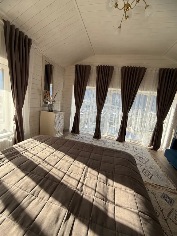 Дом в лесу с видом на горы