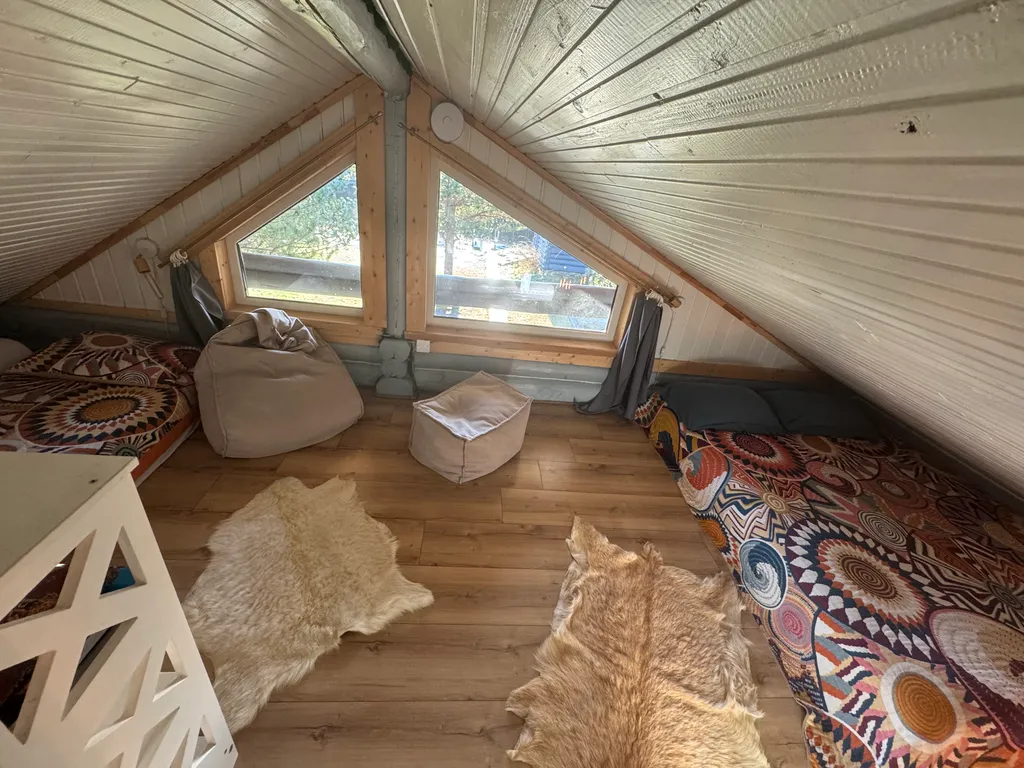 Дом на берегу реки в тихой деревне