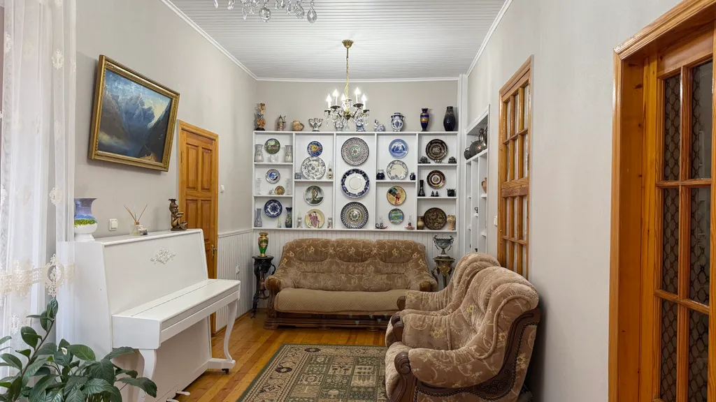 Деревянный дом с красивым видом на море