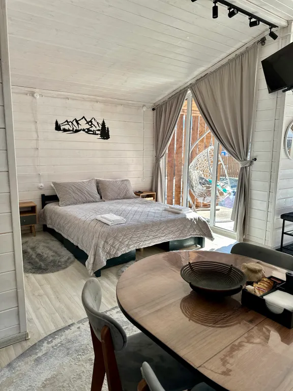 Коттедж Коттедж Уютный барнхаус с большими панорамными окнами — Архыз