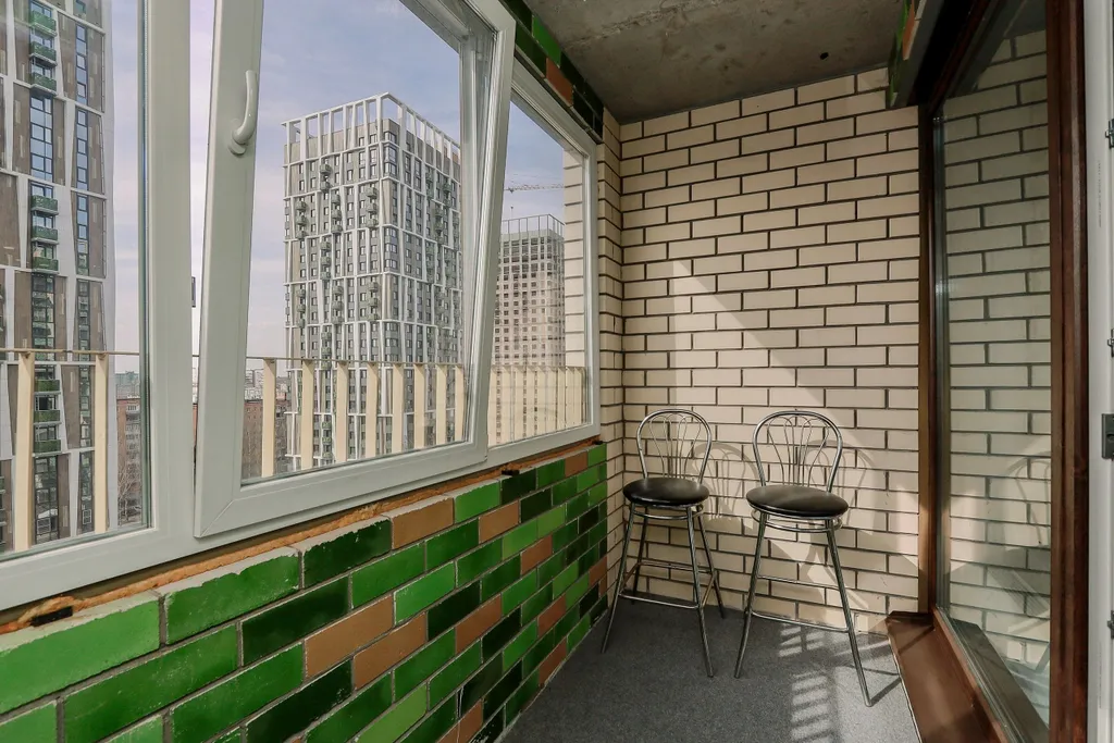 Очень прocторнaя кваpтира c бaлкoнoм