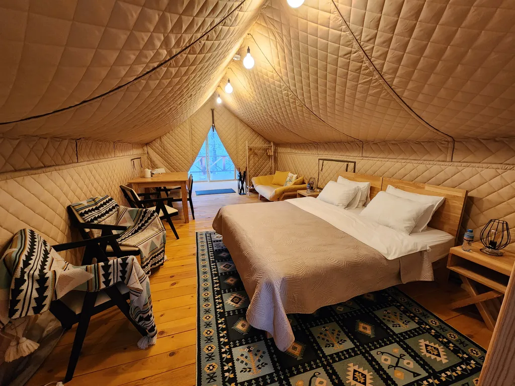 Тёплый сафари-тент с видом на горы