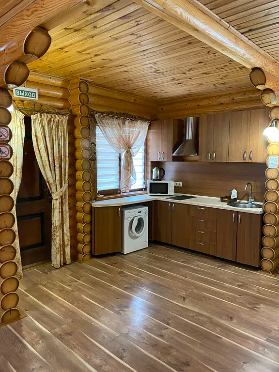 Деревянный сруб на Западном побережье Крыма