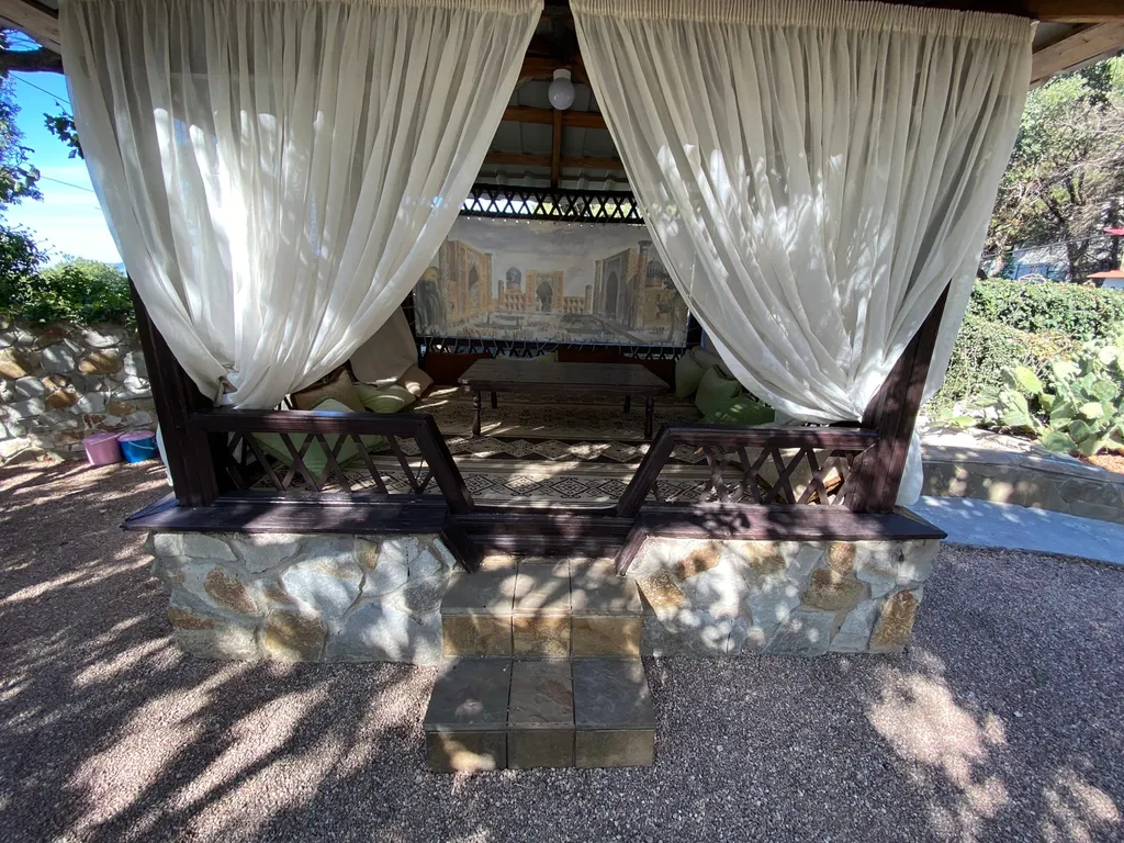 Вилла в сосновом бору с бассейном и видом на море и горы