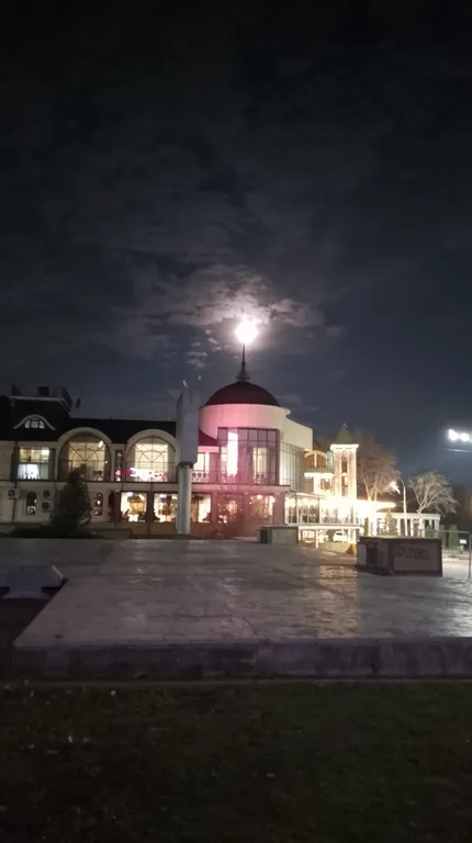 Просторная квартира с видовым балконом близ Питьевой Галереи Санатории