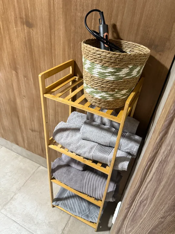 Дом-типи на берегу озера Валдайское