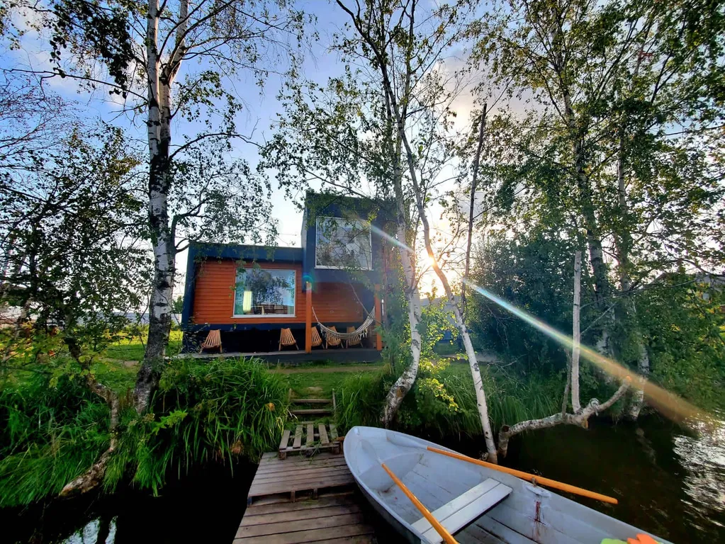 Уютный коттедж с панорамными окнами на берегу озера