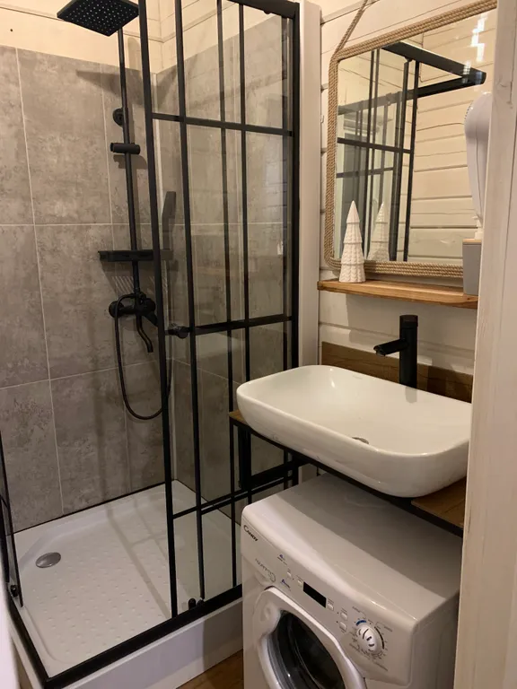 Уютный дом на самом берегу реки